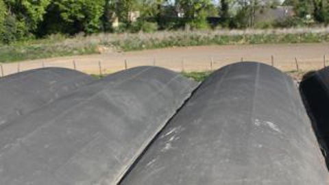 Méthaniseurs silos. Les méthaniseurs silos sont adaptés aux petites installations de moins de 100 kWe. Une bâche vient recouvrir le silo dès qu’il est chargé. Sa manipulation peut s’avérer fastidieuse. Le remplissage est frontal ou se fait par le haut. Les digesteurs sont chauffés par le sol.Anne Bréhier